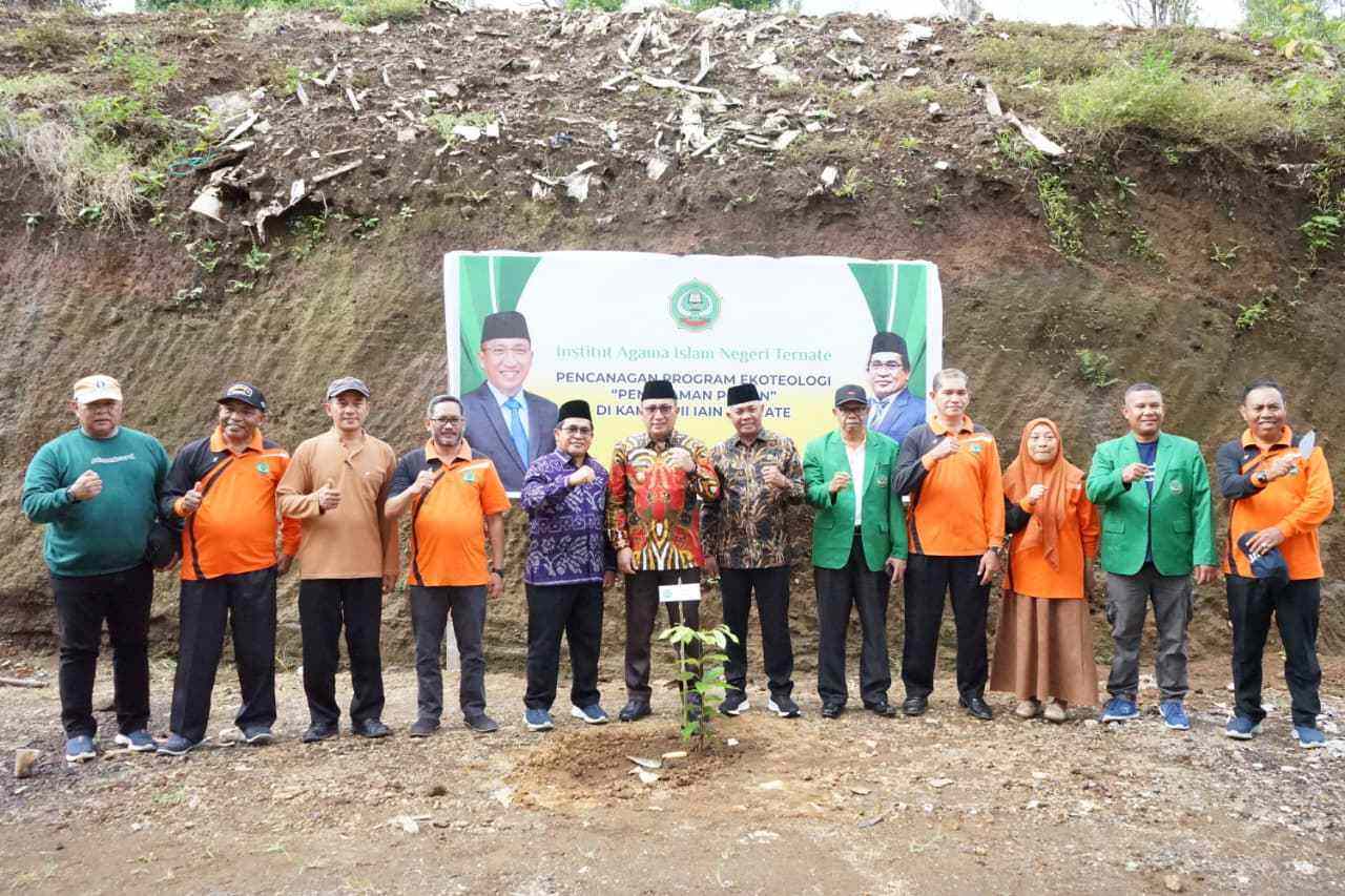 Hijaukan Kampus II, Rektor dan Sivitas Akademika IAIN Ternate Bersama Wali Kota Ternate Tanam Ratusan Pohon