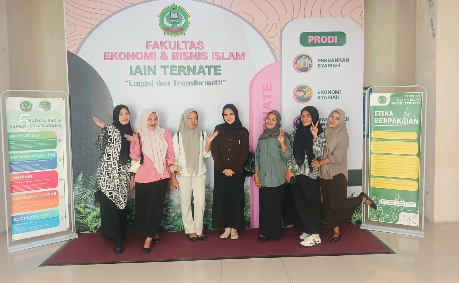 Baru Sehari Dipasang, Interior Backdrop di Gedung FEBI IAIN Ternate Langsung Viral di Media Sosial, Begini Respon Dekan FEBI